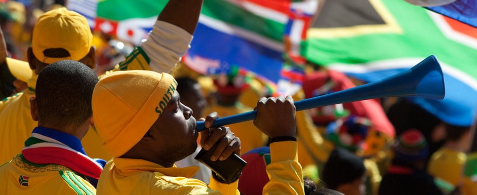 Torcedor com vuvuzela na Copa do Mundo de Futebol de 2010 na �frica do Sul - Foto: Andrew Moore