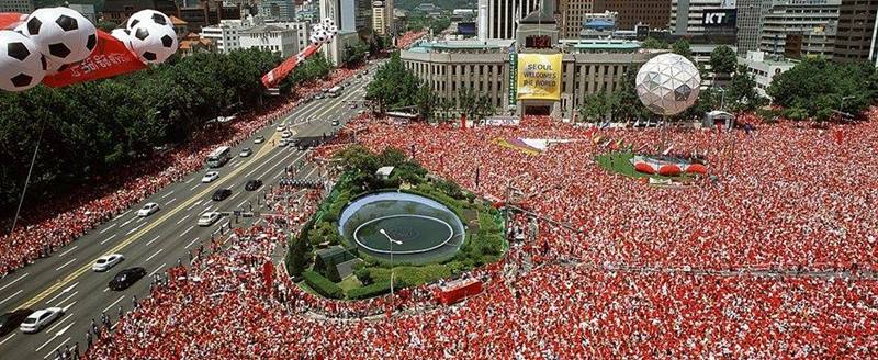 Torcida da Coreia do Sul acompanhando jogo de sua sele��o na Copa do Mundo de Futebol de 2002 na Coreia do Sul e no Jap�o - Foto: ijs
