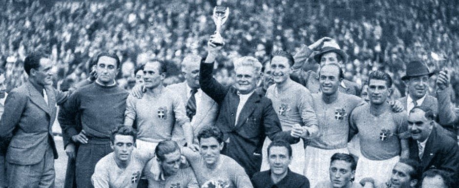 Sele��o Italiana celebra a conquista da Copa do Mundo de Futebol de 1938 na Fran�a - Foto: Le Miroir des sports