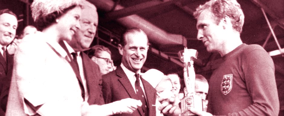 Rainha Isabel II (Elizabeth II) entregando o trof�u da Copa do Mundo de 1966 para Bobby Moore, capit�o da Sele��o Inglesa - Foto: National Media Museum