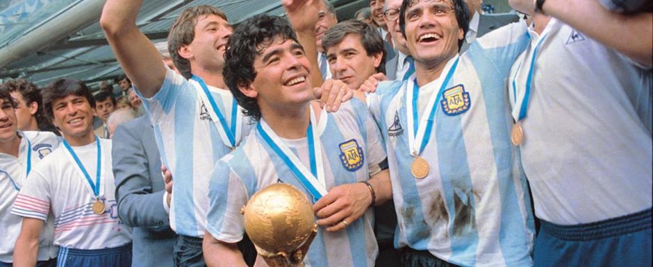Diego Maradona e outros jogadores argentinos festejando a conquista da Copa do Mundo de 1986 no M�xico - Foto: El Gr�fico