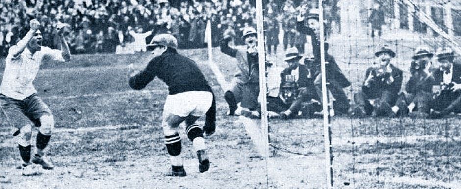 Pedro Cea marca o primeiro gol do Uruguai contra a Iugusl�via pela Semifinal da Copa do Mundo de Futebol de 1930 no Uruguai - Foto: 