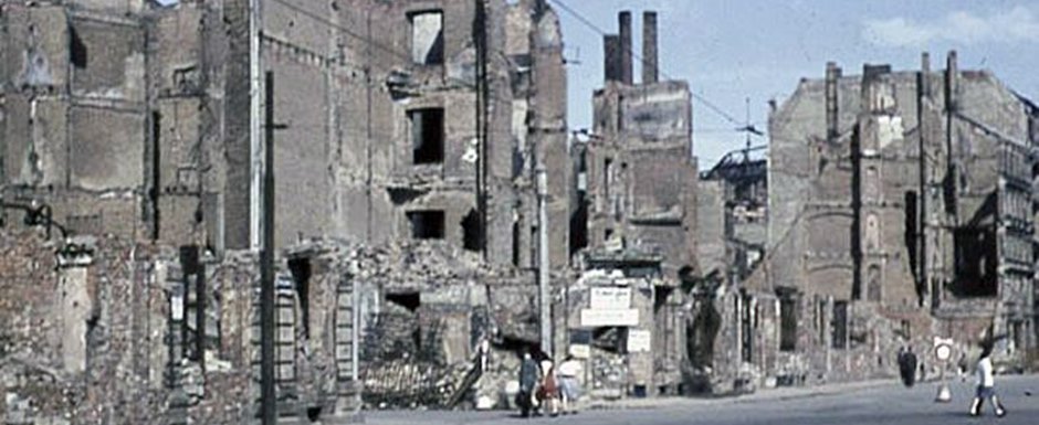 Ru�na em Leipzig, Alemanha, em 1946. Com o final da Segunda Guerra, v�rios pa�ses estavam em reconstru��o e n�o havia tempo para a FIFA organizar a Copa do Mundo de 1946 - Foto: 