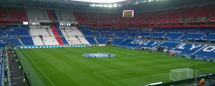 O Parc Olympique Lyonnais em Lyon, na Fran�a, sediar� a final da Liga Europa da UEFA (UEFA Europa League 2007) - Foto: Noixdecoco99