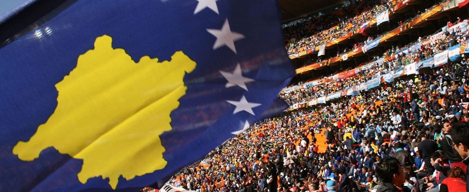 Bandeira do Kosovo em est�dio de futebol - Foto: Blerimuka