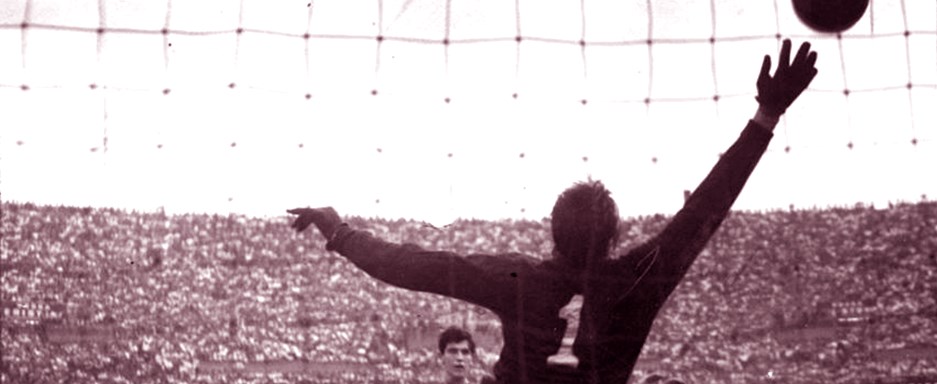Lev Yashin faz uma defesa no jogo Argentina vs Uni�o Sovi�tica (URSS) no est�dio River Plate de Buenos Aires em 1961. - Foto: 