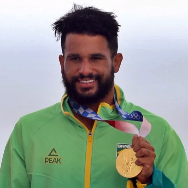 �talo Ferreira exibe a medalha de ouro do surfe masculino nos Jogos Ol�mpicos de T�quio 2020 (2021) - Foto: Rede Esporte