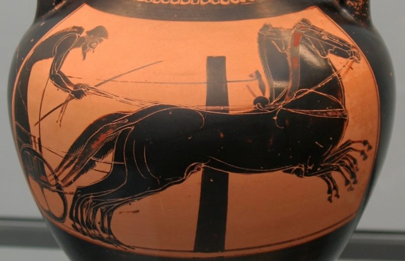 Ânfora de cerca de 500 a.C. com uma pintura de uma corrida de carruagem com quadriga (carroça conduzida por quatro cavalos lado a lado, utilizada nos jogos olímpicos antigos). Foto: MatthiasKabel