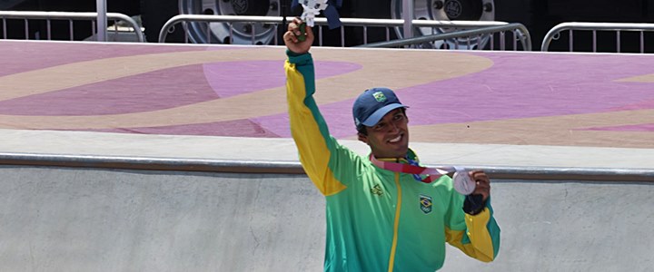 Kelvin Hoefler exibe a medalha de prata de street masculino de skate nos Jogos Ol�mpicos de T�quio de 2020 (2021) - Foto: Rodolfo Vilela (Rede do Esporte)