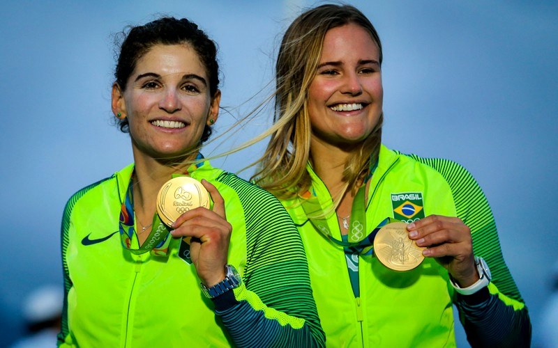 Martine Grael e Kahena Kunze exibem a medalha de ouro conquistada na categoria 49er FX nos Jogos Ol�mpicos do Rio de Janeiro de 2016 - Foto: Minist�rio do Esporte