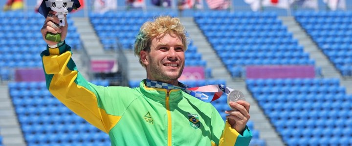 Pedro Barros exibe a medalha de prata de park masculino de skate nos Jogos Ol�mpicos de T�quio de 2020 (2021) - Foto: Breno Barros (Rede do Esporte)