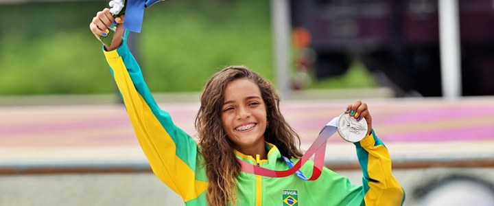 Rayssa Leal exibe a medalha de prata de street feminino de skate nos Jogos Ol�mpicos de T�quio de 2020 (2021) - Foto: Breno Barros (Rede do Esporte)