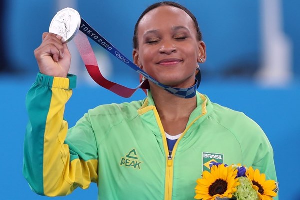 Rebeca Andrade exibe a medalha de prata conquistada na prova do individual geral da gin�stica art�stica feminina nos Jogos Ol�mpicos de T�quio 2020 (2021) - Foto: Ricardo Bufolin